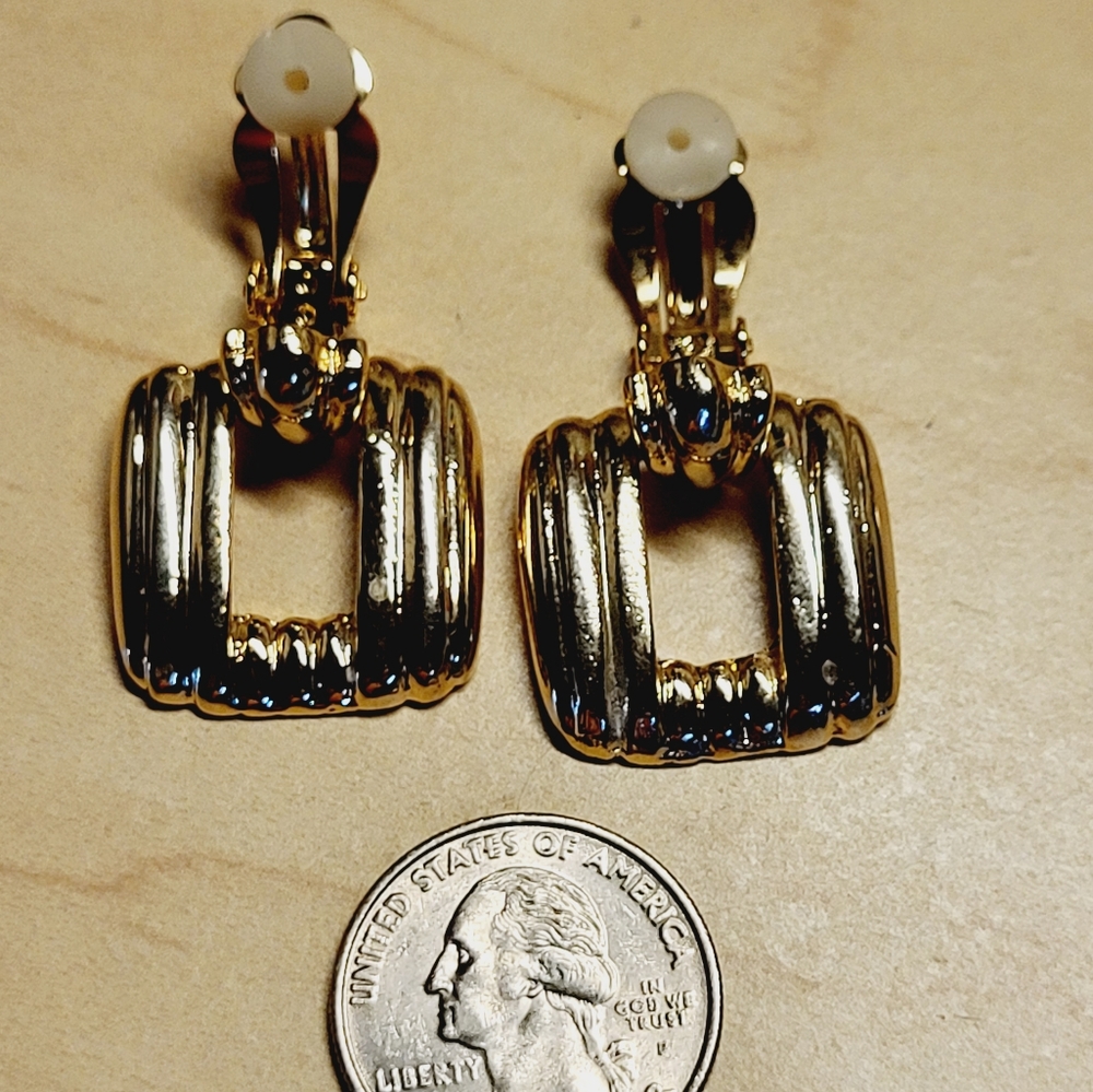 Vintage Gold Tone Clip On Earrings